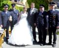 Bild: njn
In der Jakobuskirche in Wildenreuth gaben sich Michael Janner und Susanne Legat das Ja-Wort. Zur Vermählung gratulierte auch die Feuerwehr Wetzldorf mit (von links) Kommandant Rudi Schinner, zweiter Vorsitzender Franz Wenning, erster Vorsitzender Willi Kraus und zweiter Kommandant Manuel Köllner.
