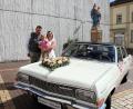 Bild: jma
Corinna und Dominik Fraunholz mit Töchterchen Sina vor der Pfarrkirche in Kirchenthumbach, natürlich mit einem Oldtimer.