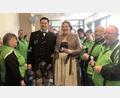 Bild: wro
Alexandra Stöckert und André Hofmann gaben sich in Fuchsmühl das Jawort. Nach der standesamtlichen Trauung ließ die Schützengesellschaft "Andreas Hofer" das Paar hochleben.