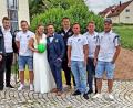 Bild: hai
Dem frisch vermählten Paar Carolin Scharf und Hakan Özkan (Dritte und Vierter von links) gratulierten vom ASV Haidenaab Christian Küffner, Michael Popp, Pascal Steger, Daniel Veigl, Amadeus Hübner und Lukas Dötterl (von links).