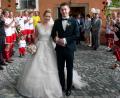 Bild: wro
Tanja und Lars Saller heirateten in der Kreuzbergkirche. Vor der Kirchentüre wurden sie von Freunden empfangen. Danach wurde in der Klosterstadt Waldsassen Hochzeit gefeiert.