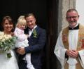 Bild: kro
Alle strahlten vor Glück, das Brautpaar Sabrina und Tobias Ernstberger mit Töchterchen Mia und Stadtpfarrer Dr. Thomas Vogl, der das Paar traute.