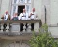 Bild: Susanne Forster
Das Paar stößt nach der Trauung auf dem Balkon des Rathauses mit Sekt an.