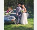 Bild: doj
Der Citroën DS 23 war die größte Hochzeitsüberraschung für Anna Lehner und Andreas Thasler. Beide sind Junior-Chefs ihrer Familienbetriebe. In der Auferstehungskapelle auf dem Tännesberger Schlossberg gaben sie sich das "Ja"-Wort bei der standesamtlichen Trauung vor Bürgermeister Ludwig Gürtler.