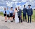 Bild: Dominik Bürger/exb
Mitglieder der Feuerwehr Guttenberg gratulierten ihrer Kameradin Kathrin Reindl und Tobias Kröpfl zur Hochzeit.