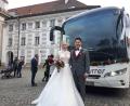 Bild: pz
Selina Fuhrmann und Dominik Schnurrer haben am Samstag in Waldsassen in der Basilika geheiratet. Als Hochzeitsauto diente der Reisebus des Betriebs der Familie des Bräutigams: Er saß auch am Steuer, die Braut auf dem Beifahrersitz.