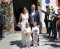 Bild: kro
Judith Fritsch und Andreas Ernstberger beim Verlassen der Kappl, vor ihnen die Brautkinder Melina und Paul.