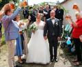 Bild: Josef Götz/exb
Das Hochzeitspaar muss ein langes Spalier durchschreiten.