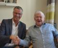 Bild: fdl
Bürgermeister Hermann Falk (links) überbringt die Glückwünsche der Stadt Hirschau und gratulierte Rainer Ehbauer zum 80. Geburtstag.