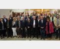 Bild: u
Anlässlich ihrer Ehejubiläen feiern 16 Jubelpaare aus Hirschau und Ehenfeld mit Stadtpfarrer Johann Hofmann (hinten rechts) in der Stadtpfarrkirche Mariä Himmelfahrt einen Dankgottesdienst.