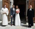 Bild: wku
Das Brautpaar Nadine Wallner aus Auerbach und Adrian Gerstacker aus Krottensee mit Diakon Franz Reck (links) und Pfarrer Horst Kurz (rechts).