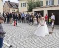 Bild: fpoz
Corinna und Florian Wegmann mussten nach der Trauung ihre Geschicklichkeit beim „Löschangriff“ mit der kleinen Handspritze beweisen.