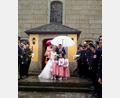 Bild: exb/Nehmann
Das Brautpaar Martina Lindner und Matthias Haberkorn mit den Brautmädchen Josephine, Valentina und Annalena nach der Trauung in der Bärnauer Steinbergkirche.