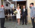 Bild: wku
Das Brautpaar wurde nach der Hochzeit von den Bundeswehr-Kameraden des Bräutigams empfangen