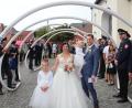 Bild: nis
Nicole und Andreas Weigl ließen sich mit den beiden gemeinsamen Kindern in der Pfarrkirche in Tiefenbach von Pfarrer Albert Hölzl trauen.