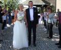 Bild: wro
Franziska Sommer und Thomas Faltenbacher heirateten in der Burg Falkenberg. Mit einem Spalier gratulierten die Freunde und Sommers Arbeitskollegen, darunter auch der Mitterteicher Bürgermeister Stefan Grillmeier (links).