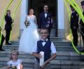 Bild: kro
Verena und David Riedl verlassen mit den Brautkindern Mila und Lennard die Griesbacher Pfarrkirche. Erwartet wurden sie von einem langen Ehrenspalier, gebildet von den Feuerwehren aus Griesbach und Tirschenreuth.