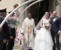 Bild: kro
Luisa Schedl und Alex Wölfl wurden nach der Trauung in der Großkonreuther Kirche von der Feuerwehr Dippersreuth im Ehrenspalier erwartet. Links Pfarrer Dr. Charles Ifemeje.