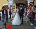 Bild: jr
Ein Brezen-Spalier wartete nach der kirchlichen Trauung auf Tamara Andritzky und Marco Hollmann.