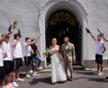 Bild: fvo
Die Fußballer der Spielvereinigung Vohenstrauß stehen nach der Trauung von Franziska und Sebastian Striegl am Kirchenportal der Fahrenberger Wallfahrtskirche