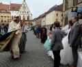 Bild: Andreas Brückmann
Cornelia Büttner heiratet Roland Scheler. Viele Mitglieder aus den Vereinen, in denen das Brautpaar Mitglied ist, waren gekommen, um die Glückwünsche zu überbringen. Von König Ruprecht alias Michael Koller gab es Brot und Salz.