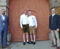 Bild: gi
Martin Braun (Zweiter von links) und Johannes Kett (Zweiter von rechts) haben geheiratet. Dazu gratulierten Bürgermeister Armin Bulenda (links) und der Standesbeamte Sebastian Sperl (rechts).