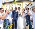 Bild: bey
Steckenpferde und Sonnenblumen – das frisch getraute Paar Mario und Stefanie Riedel ging freudestrahlend durch das bunte Spalier.