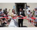 Bild: kro
Den Weg aus der Pfarrkirche St. Johannes in Großkonreuth musste sich das frisch vermählte Brautpaar Simone und Stefan Bartsch durch Absperrbänder mühsam erarbeiten.