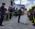 Bild: Sonja Zölch/exb
Das Jawort gaben sich Florian und Verena Thoma am Samstag in der Kirche Mariä Himmelfahrt in Beidl. Nach der Hochzeit erwartete die Feuerwehr Lengenfeld das Brautpaar im Ehrenspalier.