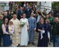 Bild: jr
Nach der Trauung in der Pfarrkirche St. Laurentius wurden Lena Friedl und Stefan Rosner von einem großen Ehrenspalier erwartet. Vorgenommen hatte die Trauung Pfarrer Otto Grillmeier, der eigens aus Salzburg gekommen war.