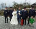 Bild: njn
Das frischvermählte Brautpaar Michaela Neumann und Philipp Schraml-Hösl mit (von links) den beiden Kommandanten Manuel Köllner und Rudi Schinner sowie den Vorsitzenden Willi Kraus und Franz Wenning.