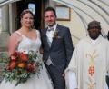 Bild: kro
Ein glückliches Brautpaar: Katja Scharnagl und Benedikt Kundrat nach der Trauung durch Pfarrer Dr. Charles Ifemeje.