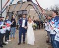 Bild: du
Christian Wolf und seine Frau Mareike schreiten nach ihrer standesamtlichen Hochzeit vor Bürgermeister Ernst Lenk im Schirmitzer Bürgersaal durch ein langes Gratulationsspalier von Freunden und Bekannten sowie den Eishockey-Spielern des EV Weiden.