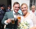 Bild: kro
Judith und Christian Beer traten vor den Traualtar. Ein kalter Oppl-Zoigl nach der kirchlichen Hochzeit durfte nicht fehlen.