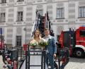 Bild: flm
Rebecca und David Lochner wurden nach dem Gottesdienst von der Feuerwehr Waldsassen empfangen. Mit der Drehleiter ging's hoch hinaus.