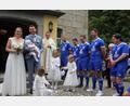 Bild: kro
Nadja und Philipp Hopfner gemeinsam mit Töchterchen Anni beim Verlassen der Steinbergkirche. Vorne die Brautmädchen Lea, Lina und Elisa, mit auf dem Bild Pfarrer Konrad Amschl und einige Fußballer der Kondrauer Sportfreunde.