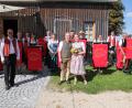 Bild: kro
Dies war ein besondere Hochzeitsüberraschung der Braut: Die Großkonreuther Blasmusik mit ihrem Leiter Markus Werner spielte dem Brautpaar ein Ständchen vor dem Dorfstodel in Hohenwald.