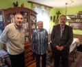 Bild: dpe
Das Eiserne Jubelpaar Kurt und Melanie Seuß zusammen mit Bürgermeister Peter Dotzler (von links).