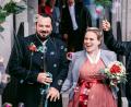 Bild: joz
Franziska Zrenner und Francesco Trubiano wurden nach der standesamtlichen Trauung vorm Rathaus von vielen Freunden im Ehrenspalier erwartet.
