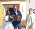 Bild: hme
Das Brautpaar Johannes und Alejandra mit Pfarrer Ambros Trummer.