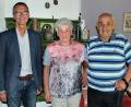 Bild: ds
Das Jubelpaar an seinem 60. Hochzeitstag zusammen mit Bürgermeister Peter Achatzi.
