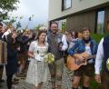 Bild: bk
Julian Kraus und Lena Schieder strahlen nach ihrer standesamtlichen Hochzeit beim Durchschreiten des Ehrenspaliers vor Freude.
