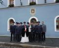 Bild: bey
Bürgermeister Rainer Rewitzer öffnet für das Paar am 31. Dezember das Rathaus zur Trauung. Die Feuerwehr Vöslesrieth mit Vorsitzendem Reinhold Brey (Zweiter von rechts) erwarten Christian Völkl und Iris Koller.