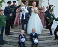 Bild: jr
Den kirchlichen Bund der Ehe schlossen am Samstag Franziska Betzl und Alexander Fachtan, hier im Bild beim Verlassen der Kirche mit der gemeinsamen Tochter Ida und den Brautkinder Ben und Noah.