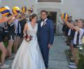 Bild: jr
Hanna Louisa Ernst und Johannes Strauß schritten nach der kirchlichen Trauung in Konnersreuth durch ein großes Ehrenspalier.