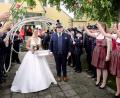 Bild: mef
Unter anderem die Feuerwehr steht Spalier für Sarah Friedrich und Felix Müller.