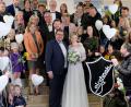 Bild: mab
Freunde, Vereinskameraden von Oischnak, Kollegen und natürlich die Familie bildeten ein langes Gratulationsspalier nach der standesamtlichen Trauung von Sandra und Andreas Seitz.