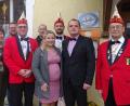 Bild: hl
Der Waldecker Carnevalverein feierte am Montag nicht nur den Start in die neue Session. Unter anderem Zweiter Präsident Alexander Wegmann (Dritter von rechts) und Ehrenpräsident Hans Lukas ließen Andreas und Lisa Köstler (von rechts) hoch leben, die sich an diesem Tag standesamtlich trauen ließen.