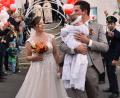 Bild: ubb
Franziska und Johannes Dietz haben ihre Hochzeit mit der Taufe ihrer kleinen Tochter Sonja verbunden. Mit einem großen Spalier gratulierten Freunde und Kameraden von fünf Vereinen.