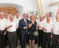 Bild: cro
Der MGV Flossenbürg gratuliert seinem zweiten Tenor Bernhard Gerstl mit Frau Helen Gerstl-Kreutzer zur Hochzeit